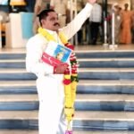 ‘फकीरा’ कादंबरी हातात घेऊन अण्णाभाऊंच्या वेशभूषेत न्यायासाठी लढा! — चंद्रकांत लोंढे यांचे पालिकेच्या दारात अनोखे आंदोलन